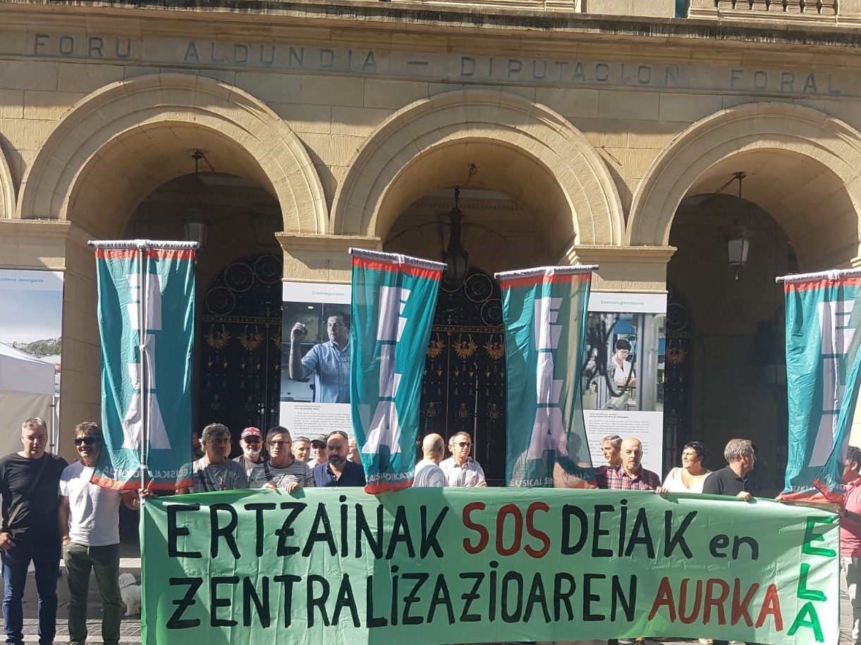 ELA-Ertzaintzaren kontzentrazioa Gipuzkoako Diputazioaren aurrean SOS Deiak zerbitzuaren zentralizazioaren aurka ELA-Ertzaintzaren kontzentrazioa Gipuzkoako Diputazioaren aurrean SOS Deiak zerbitzuaren zentralizazioaren aurka