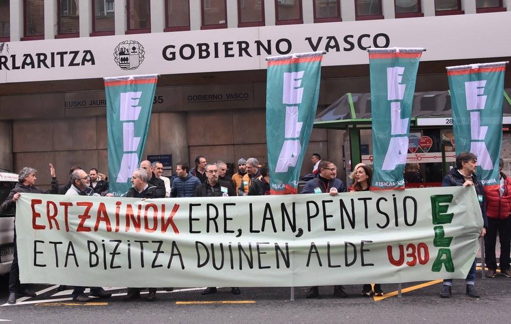 ELA-Ertzaintzak elkarretaratzea egin du Jaurlaritzaren aurrean, urtarrilaren 30eko greba orokorraren arrazoiei erabateko babesa adierazteko