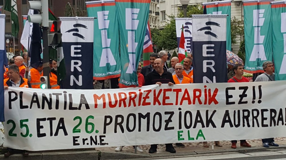 Estatu espainoleko gobernuak Ertzaintzako promozio berriak direla-eta ipintzen dituen helegiteak salatzeko Ertzaintzako ELA eta Erne sindikatuak Bilbon elkarretaratu dira