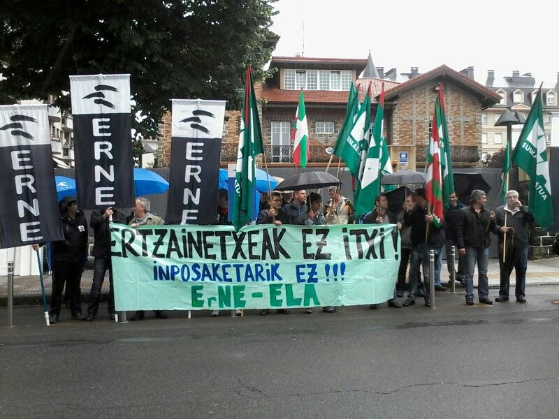 Ertzainetxeak ez itxi! I-20 Eusko Legebiltzarraren aurrean bateraketa