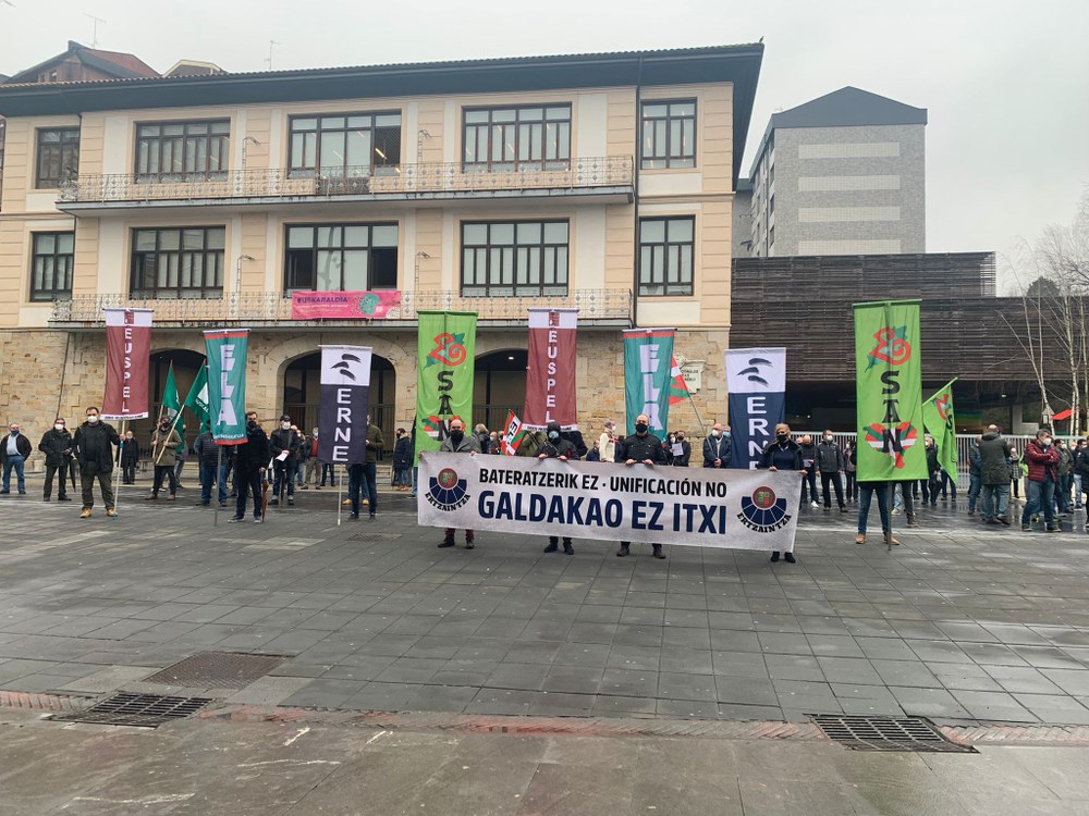 Galdakaoko ertzainetxea ez itxi