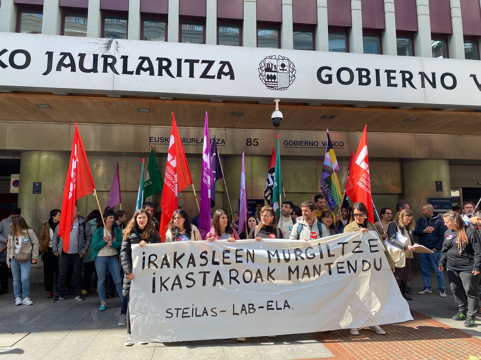 6.500 sinadura bildu dituzte 10 egunetan irakasleentzako murgiltze ikastaroak mantentzearen alde