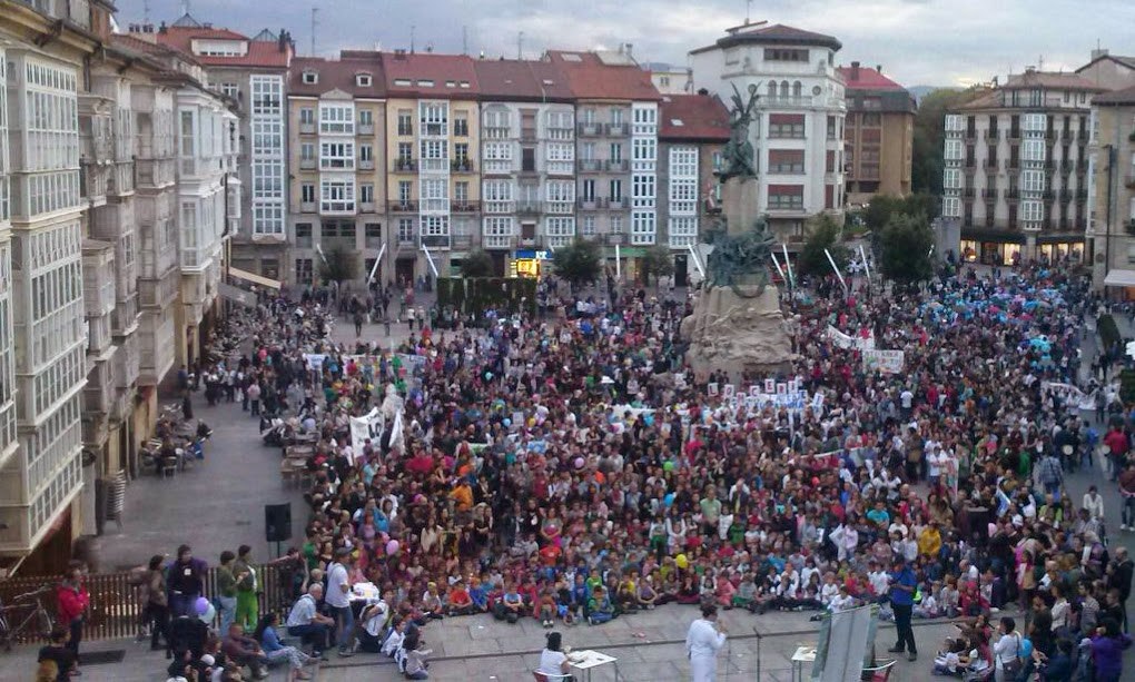 Milaka pertsonek aldarrikatu dute jai giroan LOMCEren ezarpenean atzera egiteko eta gure hezkuntza propioa eraikitzeko Milaka pertsonek aldarrikatu dute jai giroan LOMCEren ezarpenean atzera egiteko eta gure hezkuntza propioa eraikitzeko