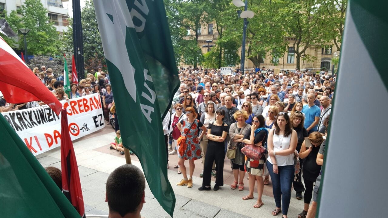 Behar baino 1.740 irakasle gutxiago eta 6.200 lanpostutik gora egonkortu gabe uzteko proposamena egin du Eusko Jaurlaritzak