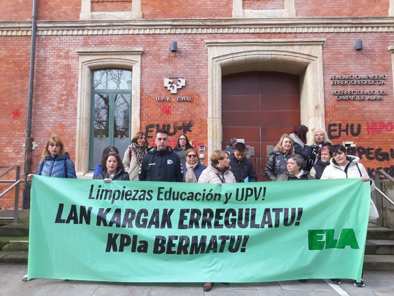ELAk mobilizazioak egin ditu azpikontratatutako garbikuntzako lan baldintza duinen alde ELAk mobilizazioak egin ditu azpikontratatutako garbikuntzako lan baldintza duinen alde