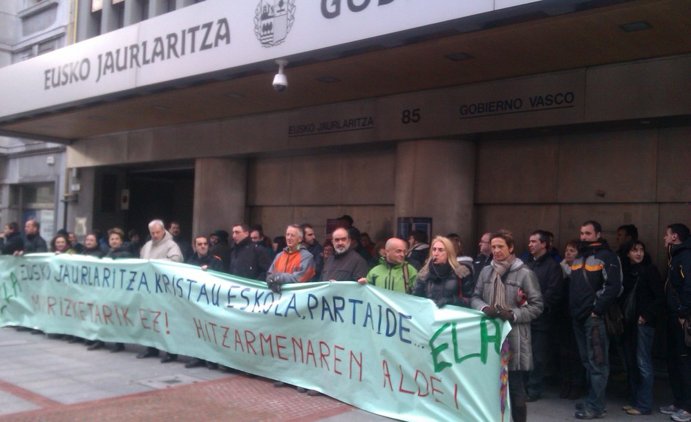 ELAk elkarretaratzea egin du Eusko Jaurlaritzari eta itunpeko irakaskuntzako patronalei murrizketen etetea eskatzeko eta hitzarmena defendatzeko