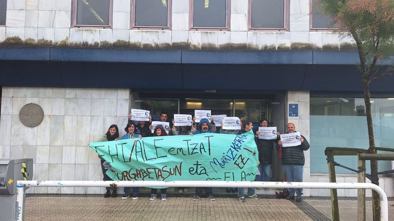 ELAk elkarretaratzeak egin ditu murrizketak salatzeko