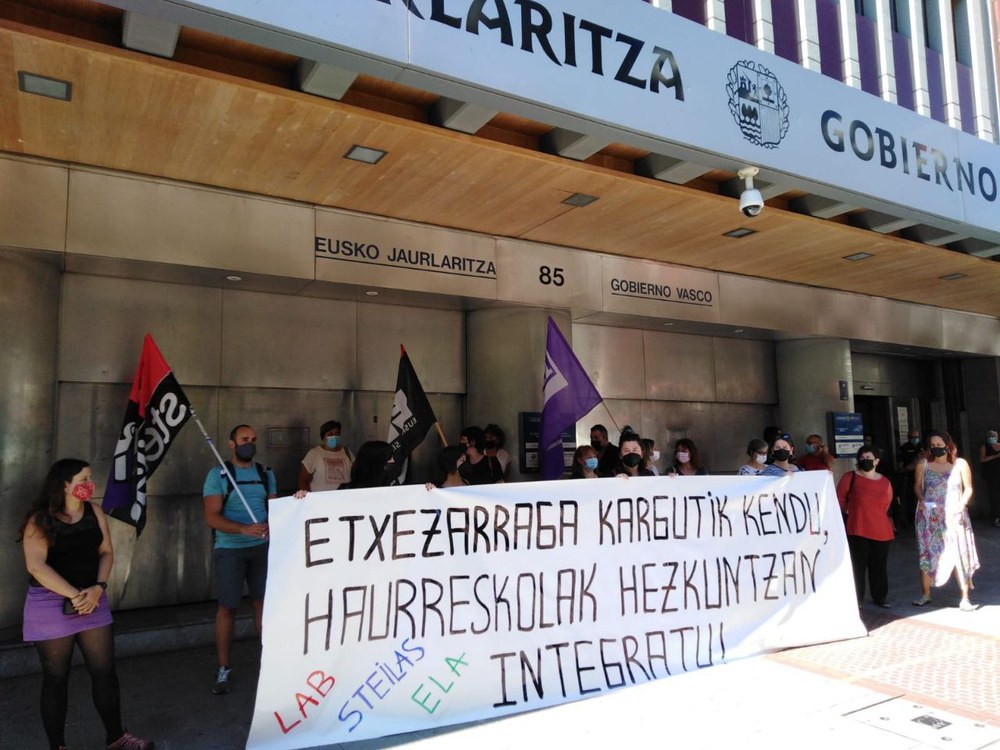 ELAk, LABek eta STEILASek Haurreskolak Partzuergo Publikoko gerentea kargutik kentzeko eskatu dute