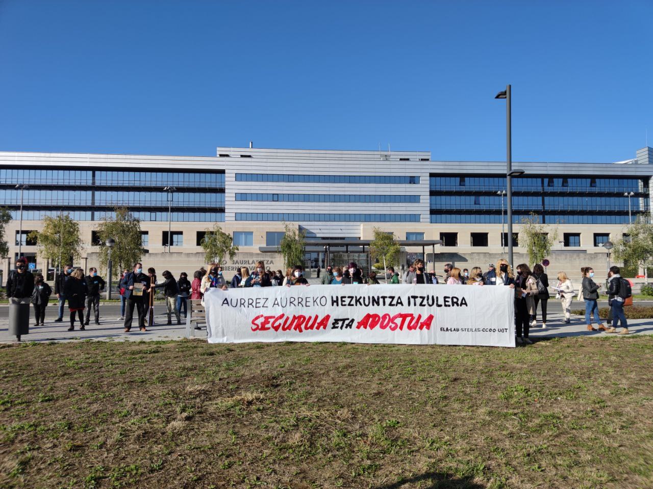 ELAk, LABek, Steilasek, CCOOk eta UGTk ikastaro presentzial, seguru eta adostua egiteko neurriak eta baliabideak eskatuko dizkiote EAEko Hezkuntza Sailari, datozen egunetarako aurreikusitako bileran