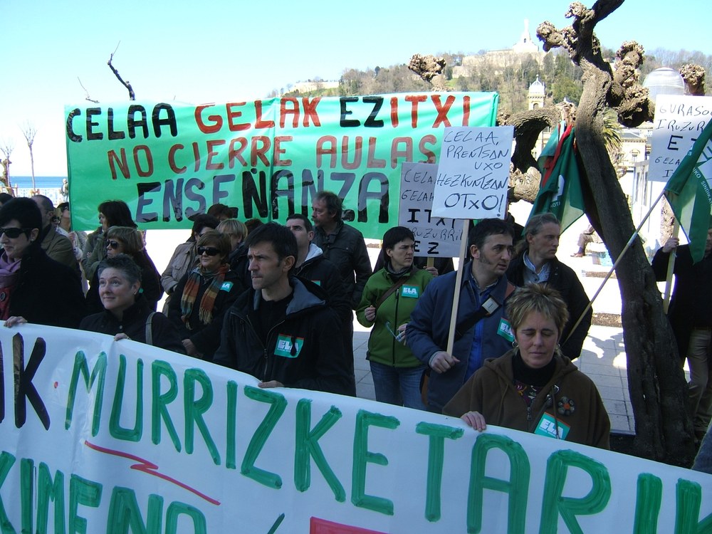 ELAk salatzen du itunpeko irakaskuntzan ere murrizketak eta kaleratzeak egon direla