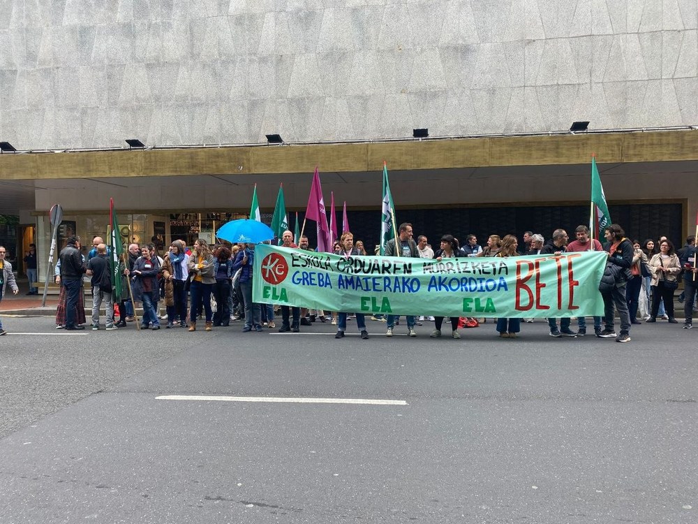 Patronalek eskola orduaren murrizketa 2026-2027 ikasturtetik aurrera aplikatzeko asmoa agertu dute
