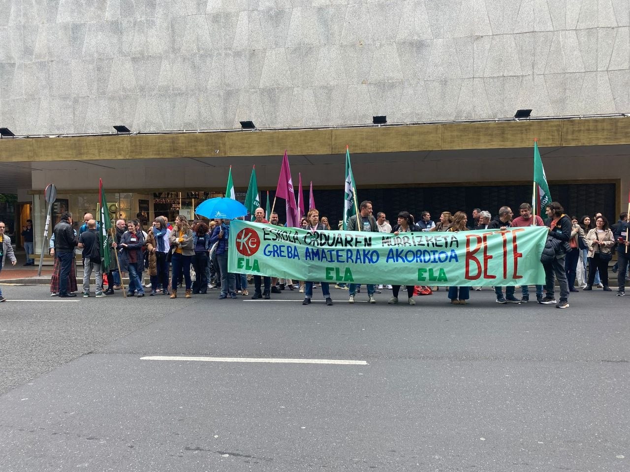 Patronalek eskola orduaren murrizketa 2026-2027 ikasturtetik aurrera aplikatzeko asmoa agertu dute