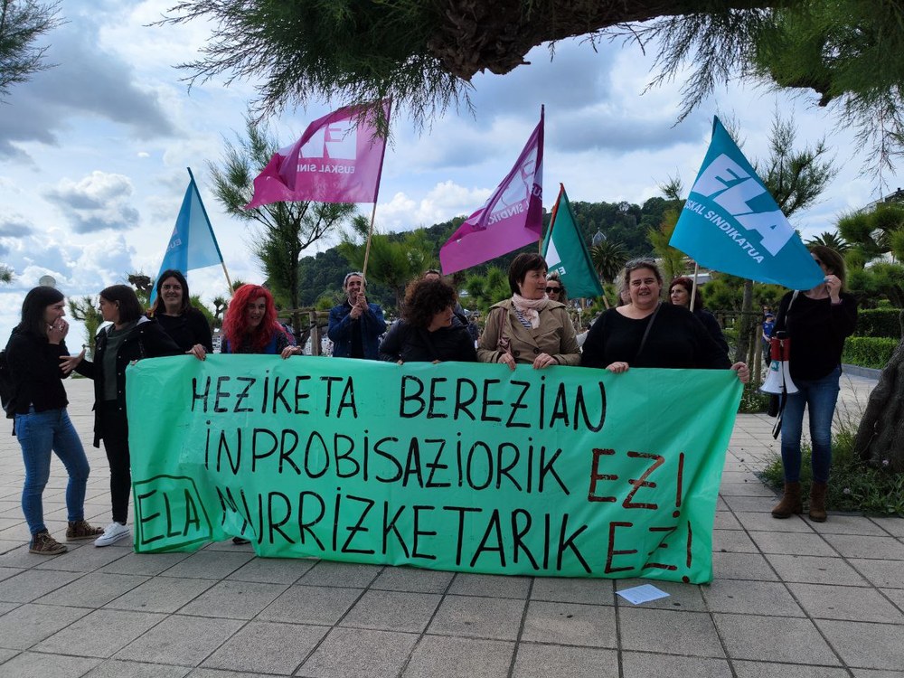 Eusko Jaurlaritzak egin nahi dituen murrizketak salatzeko kontzentrazioa