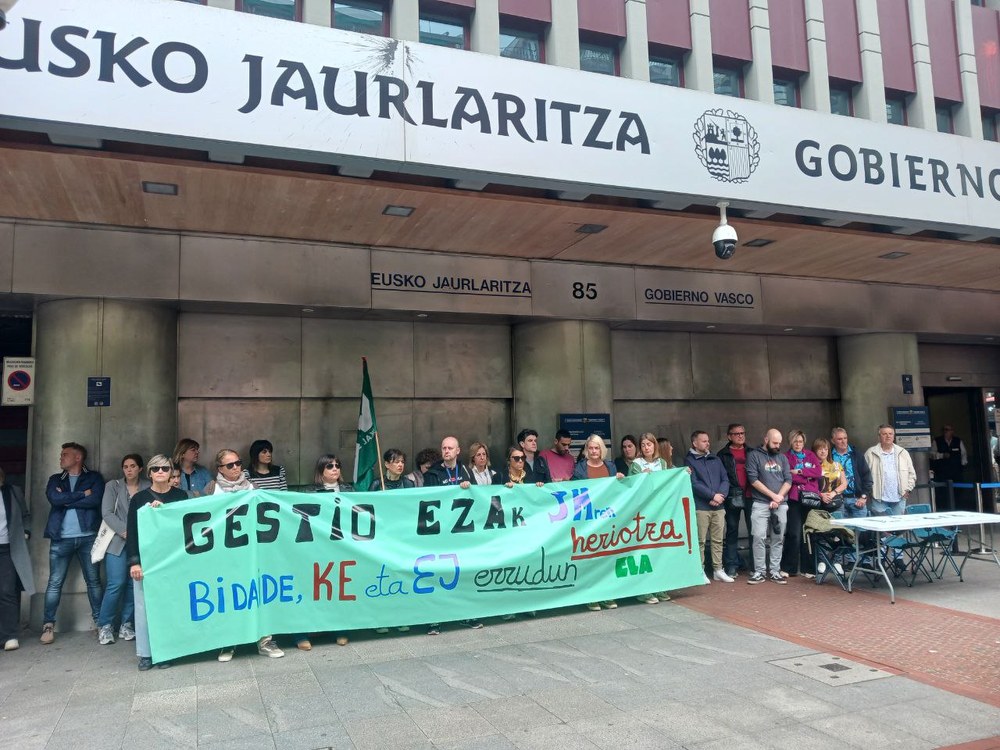 Eusko Jaurlaritzak eta Bidaide fundazioak 60 lagun kale gorrian utzi nahi dituzte