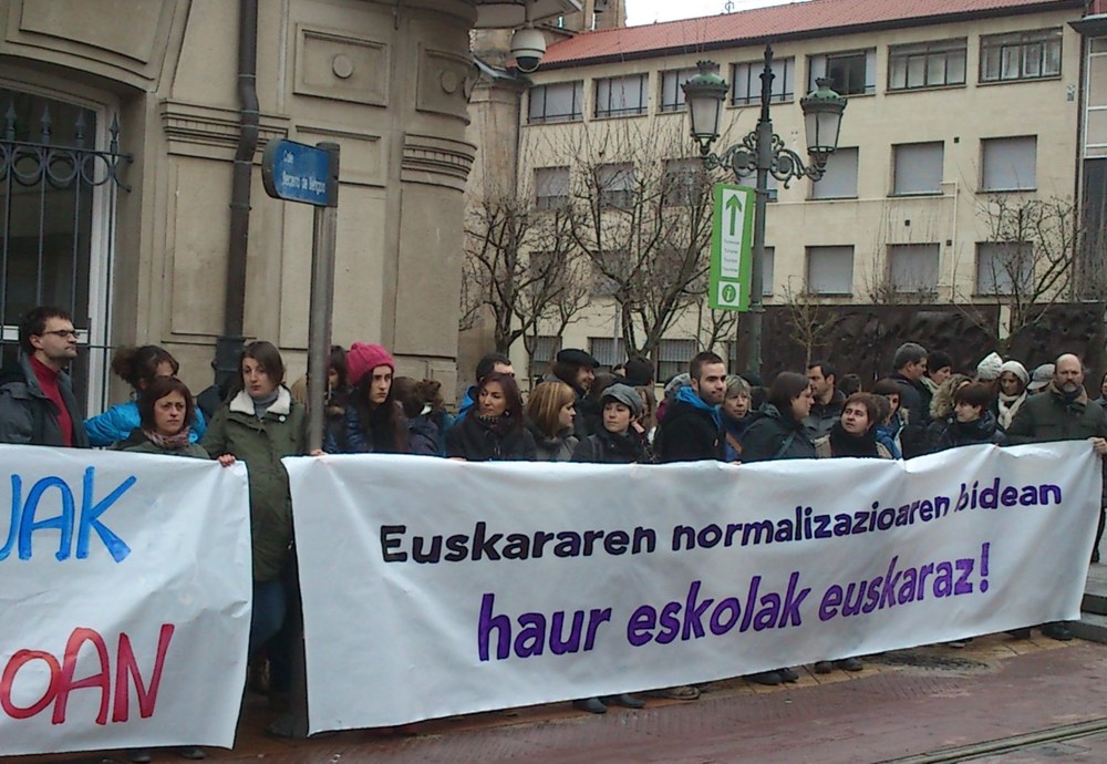 Haurreskoletako langileak elkarretaratu dira Legebiltzarraren aurrean euskarazko murgiltze eredua arriskuan dagoela salatzeko