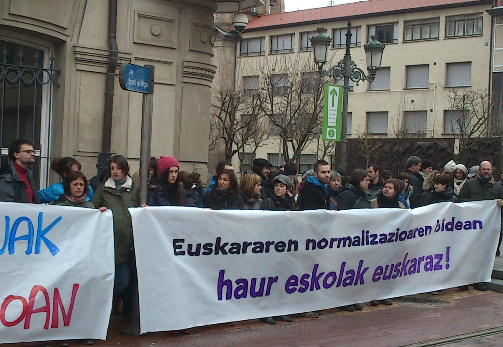 Haurreskoletako langileak elkarretaratu dira Legebiltzarraren aurrean euskarazko murgiltze eredua arriskuan dagoela salatzeko Haurreskoletako langileak elkarretaratu dira Legebiltzarraren aurrean euskarazko murgiltze eredua arriskuan dagoela salatzeko
