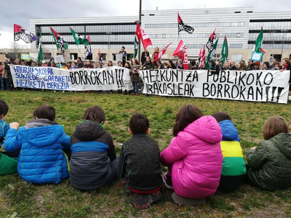 Hezkuntza publikoaren defentsan kalera atera gara milaka langile.