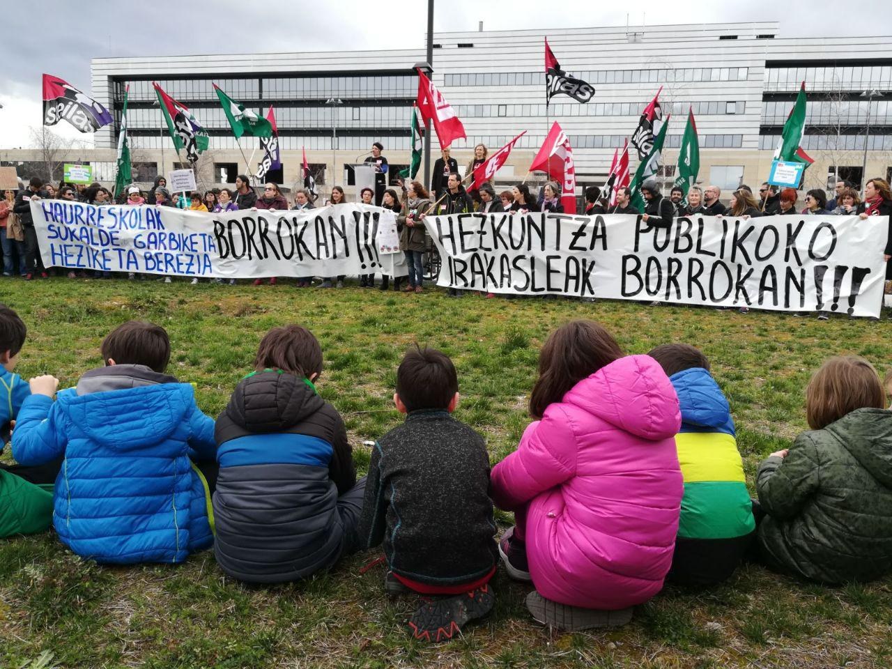 Hezkuntza publikoaren defentsan kalera atera gara milaka langile. Hezkuntza publikoaren defentsan kalera atera gara milaka langile.
