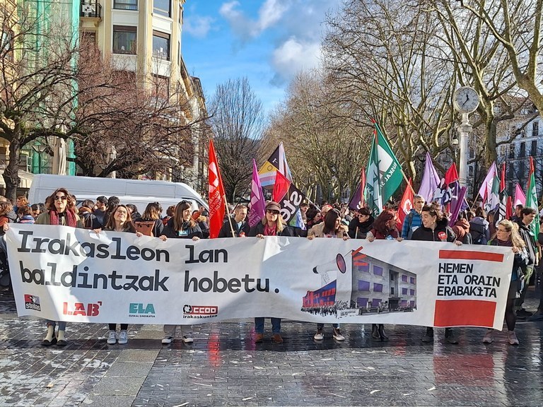 Hezkuntza sailak ez die sindikatuei irakasleen gatazka bideratzeko proposamenik helarazi