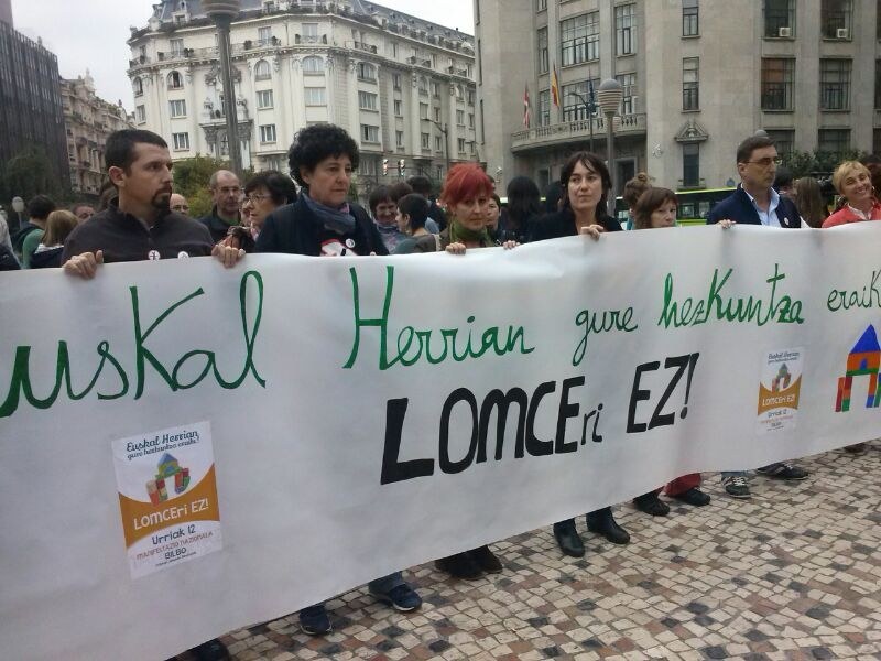 LOMCE legearen aurkako elkarretaratzeak Bilbo eta Iruñean eta larunbateko manifestaziorako deia