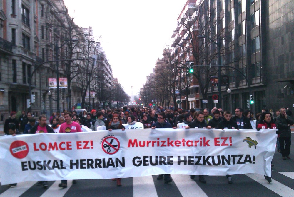 Milaka lagun irten dira kalera LOMCE hezkuntza erreformaren aurka eta Euskal Herrian gure hezkuntza erabaki eta eraiki behar dugula aldarrikatzera