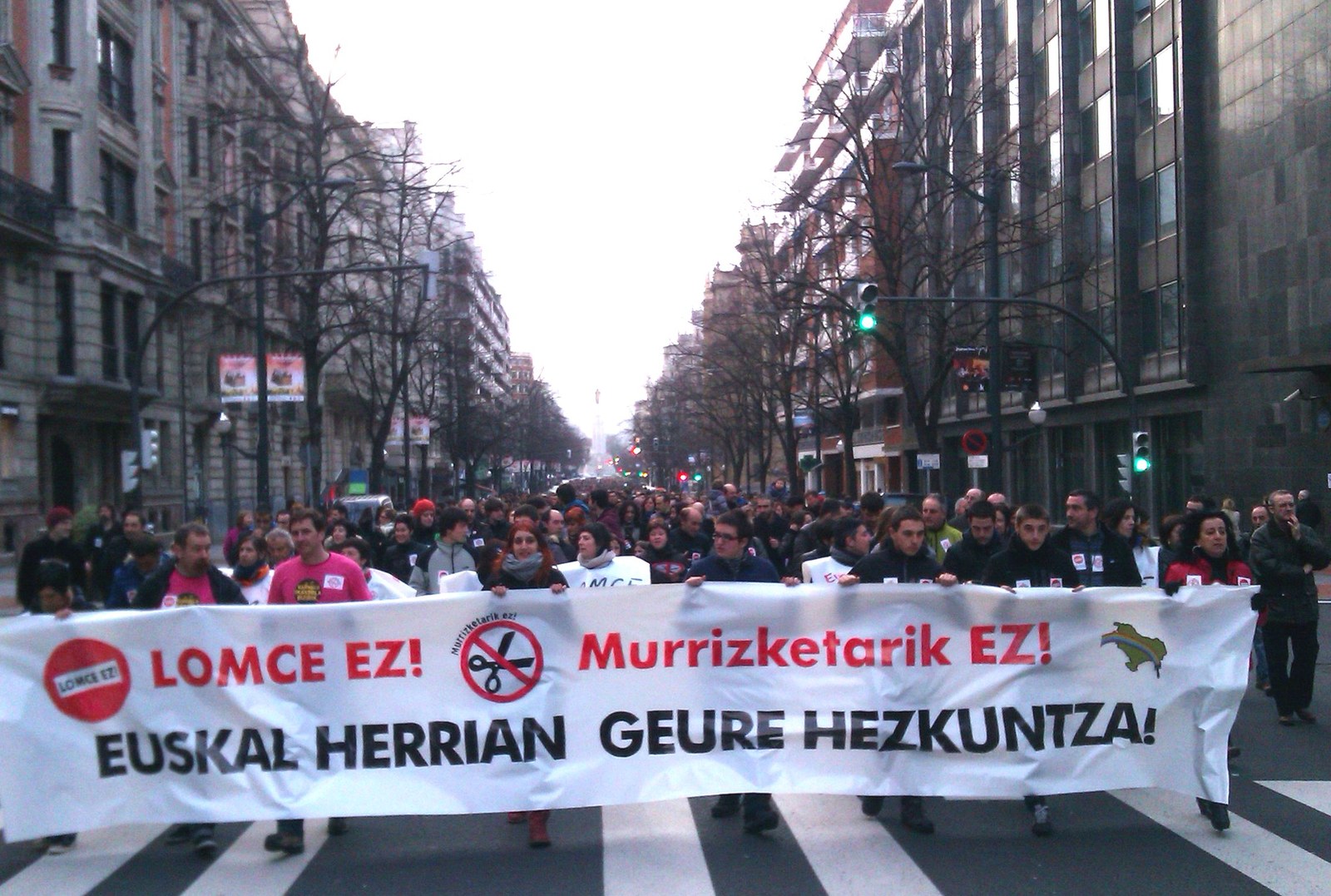 Milaka lagun irten dira kalera LOMCE hezkuntza erreformaren aurka eta Euskal Herrian gure hezkuntza erabaki eta eraiki behar dugula aldarrikatzera