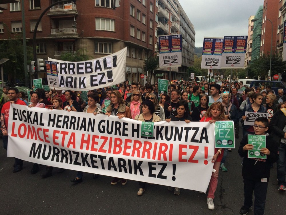 Milaka langile, guraso eta ikasle mobilizatu dira gaur LOMCE eta Heziberriren aurka, murrizketak salatzeko eta Euskal Herrian gure hezkuntza sistema garatzeko