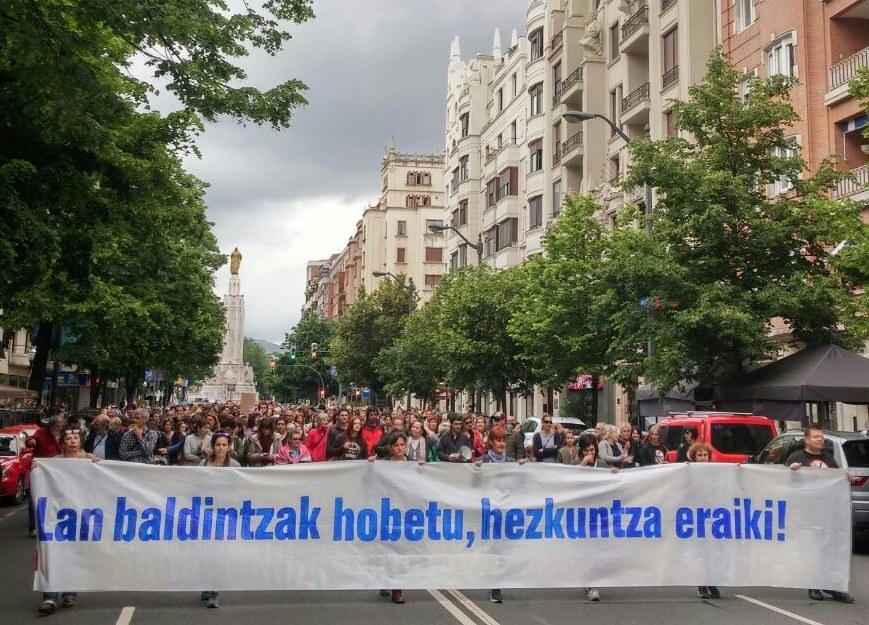 Milaka langile, ikasle, familia eta herritar irten dira kalera egungo hezkuntza publikoaren egoera salatzera eta bestelako hezkuntza politika aldarrikatzera Milaka langile, ikasle, familia eta herritar irten dira kalera egungo hezkuntza publikoaren egoera salatzera eta bestelako hezkuntza politika aldarrikatzera