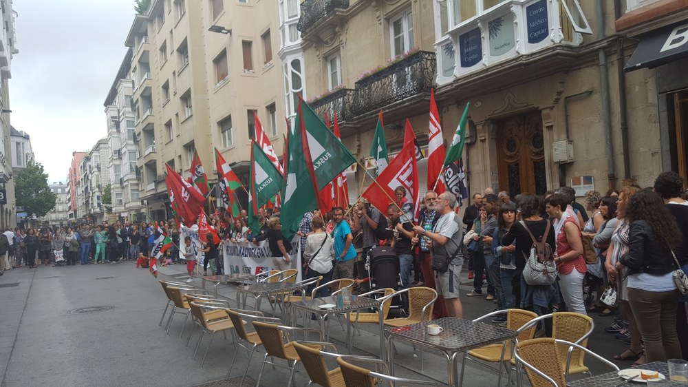 Murrizketeta berrien aurka eta hezkuntzaren defentsan elkarretaratzeak egin dira Eusko Jaurlaritzaren Hezkuntza ordezkaritzetan