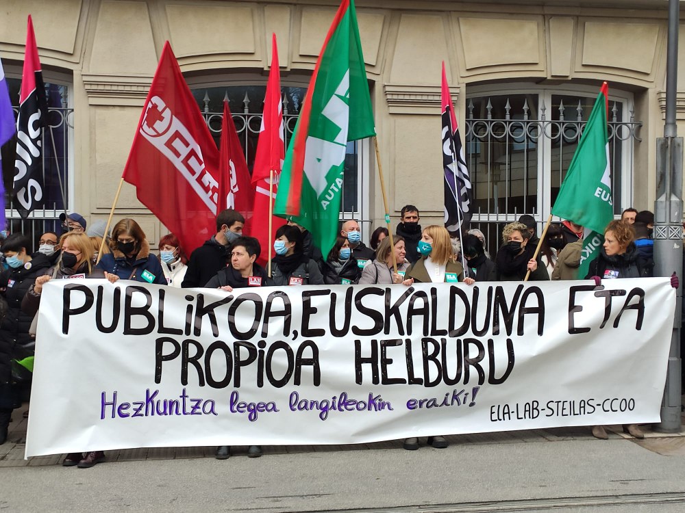 Hezkuntza akordioaren zirriborroari desadostasuna azaltzeko kontzentrazioa Gasteizen
