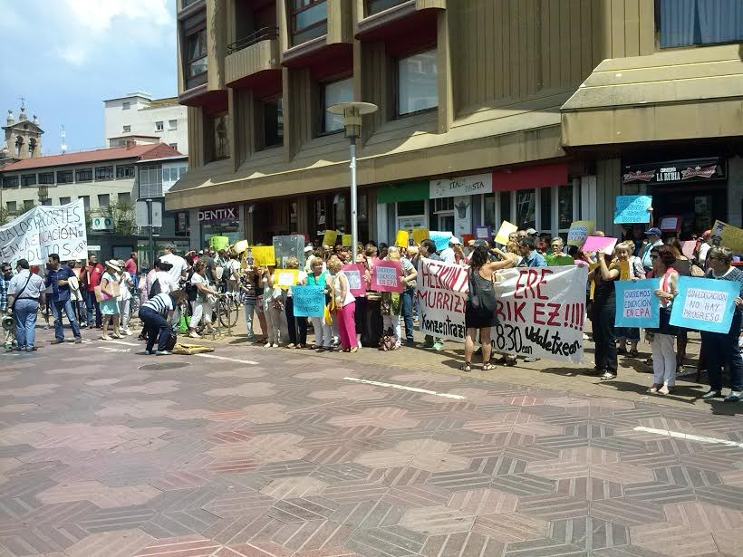 Sindikatuek Helduen Hezkuntzako murrizketak salatu dituzte legebiltzarrean