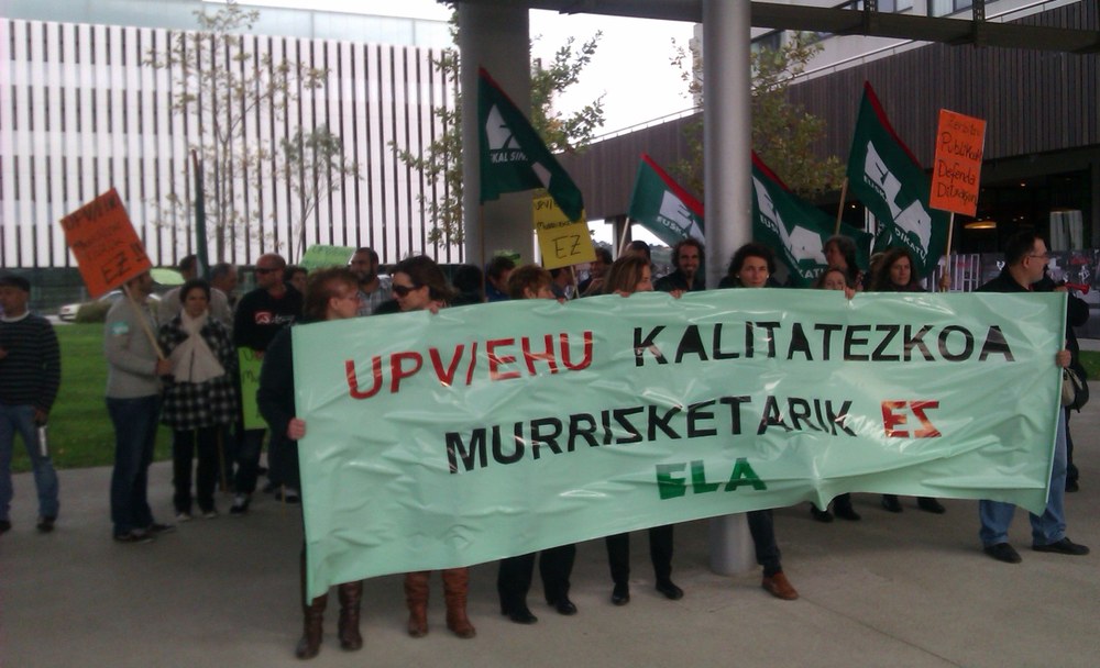 UPV/EHU-n murrizketen aurkako elkarretaratzea eta giza-katea