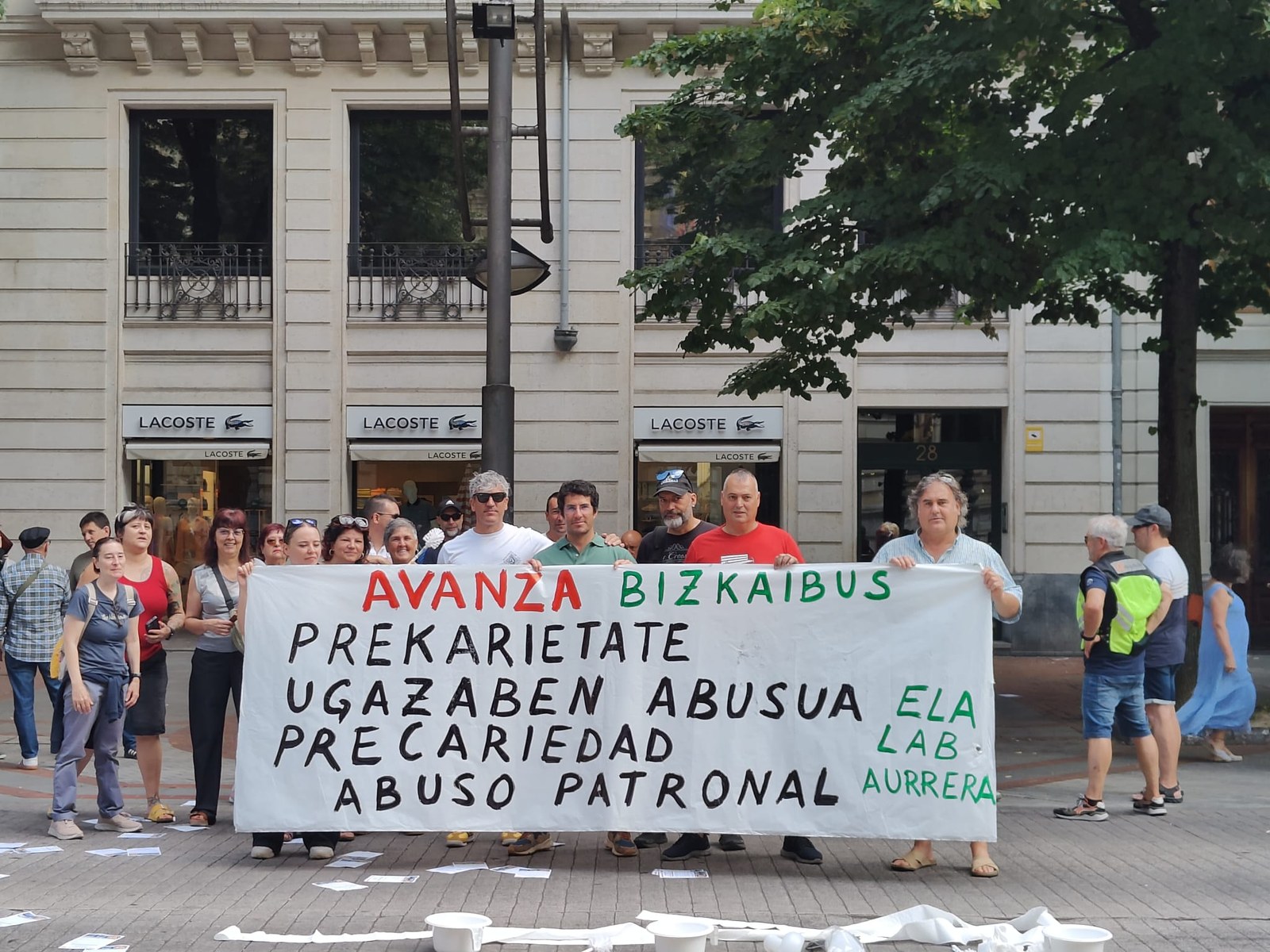 Langileek elkarretaratzea egin dute lan baldintzak salatzeko eta komunen beharra aldarrikatzeko
