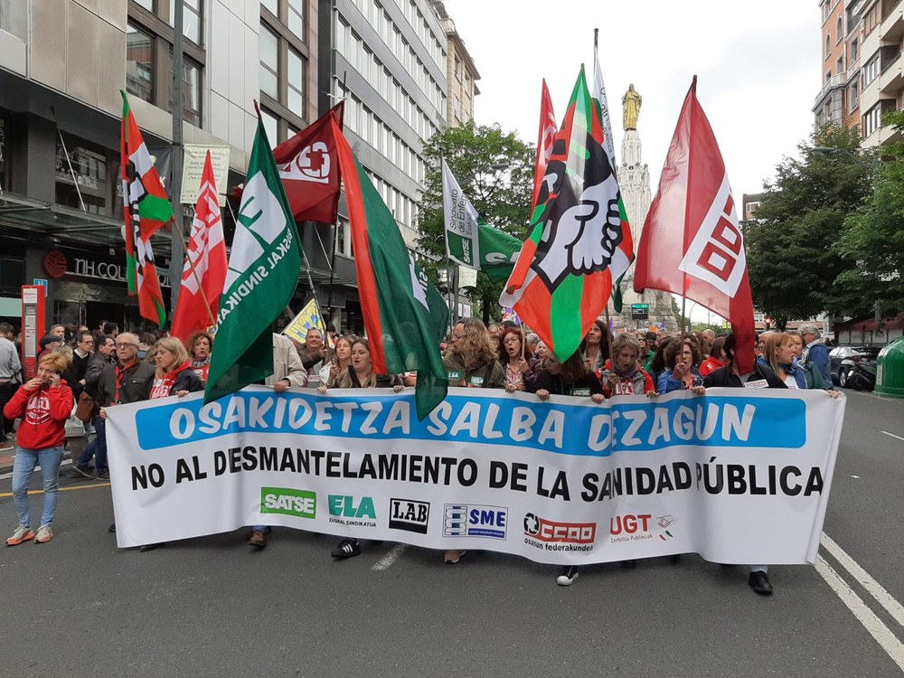 Bigarren greba egunak %65eko jarraipena izan du eta manifestazio jendetsuak izan dira hiru hiruburuetan
