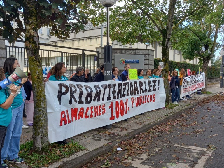 Biltegietako langileek zerbitzuaren zentralizazioak ekarriko duen pribatizazioa salatu dute