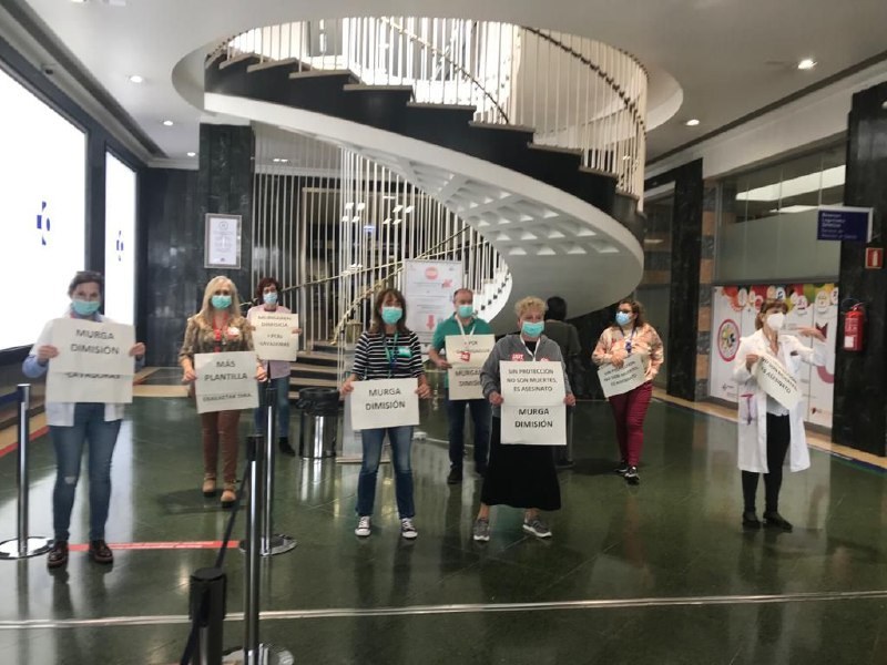 ELA, LAB, UGT, CCOO eta ESK-k osasun arloko  langileek bizi duten babesgabetasuna leporatu diete Urkullu eta Murgari Gurutzetako Ospitalera egindako bisitan