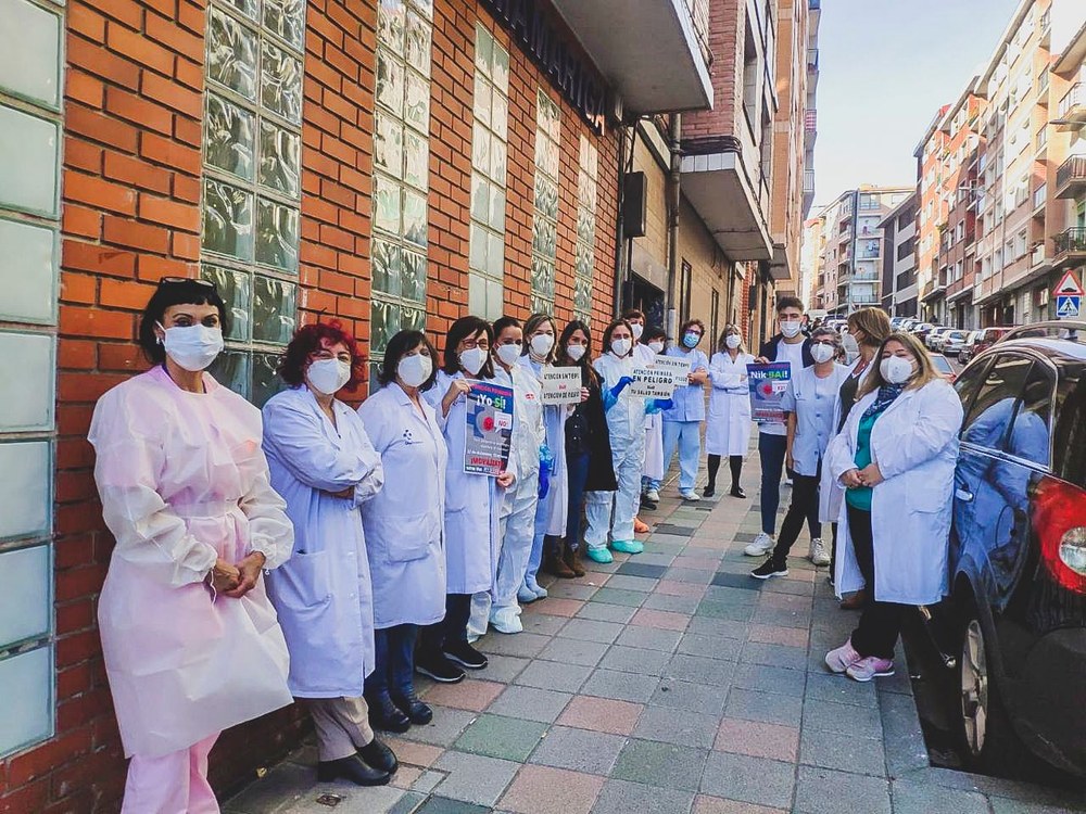 Eusko Jaurlaritzak COVID-19aren aurrean jarduteko protokoloak aldatu ditu Osakidetzan baliabideak falta direlako, osasun irizpideak aintzat hartu gabe