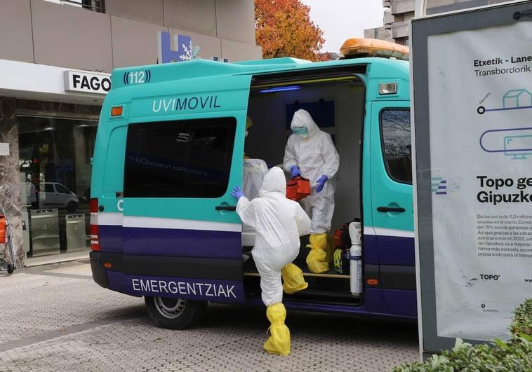 Garbitzaile espezializatuak lanera itzuli dira ebola protokoloari behar bezala erantzuteko