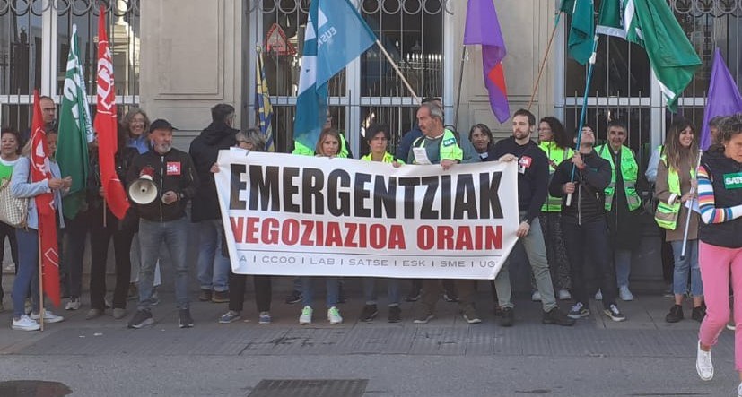 Langileek euren lan baldintzak salatu dituzte Legebiltzarrean