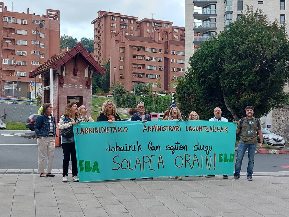 Larrialdietako administrazioko langileek dohainik egiten dute lan urtean bost egunetan
