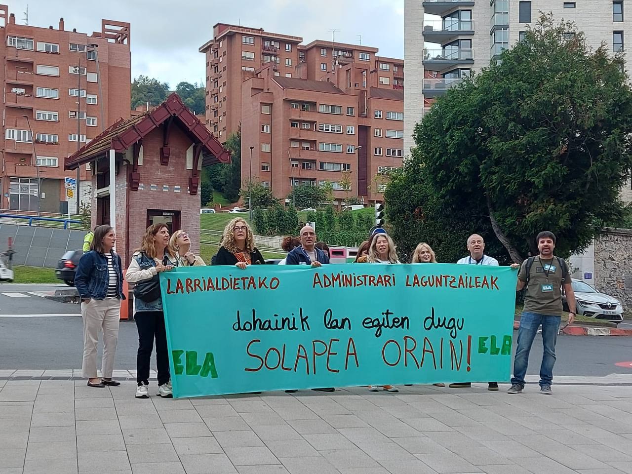 Larrialdietako administrazioko langileek dohainik egiten dute lan urtean bost egunetan Larrialdietako administrazioko langileek dohainik egiten dute lan urtean bost egunetan