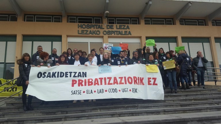 Lezako Ospitalean elkarretaratzea pribatizazioa salatzeko Lezako Ospitalean elkarretaratzea pribatizazioa salatzeko