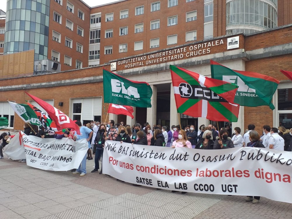 Mobilizazioa Gurutzetako Ospitalearen aurrean Osakidetzako murrizketak salatzeko