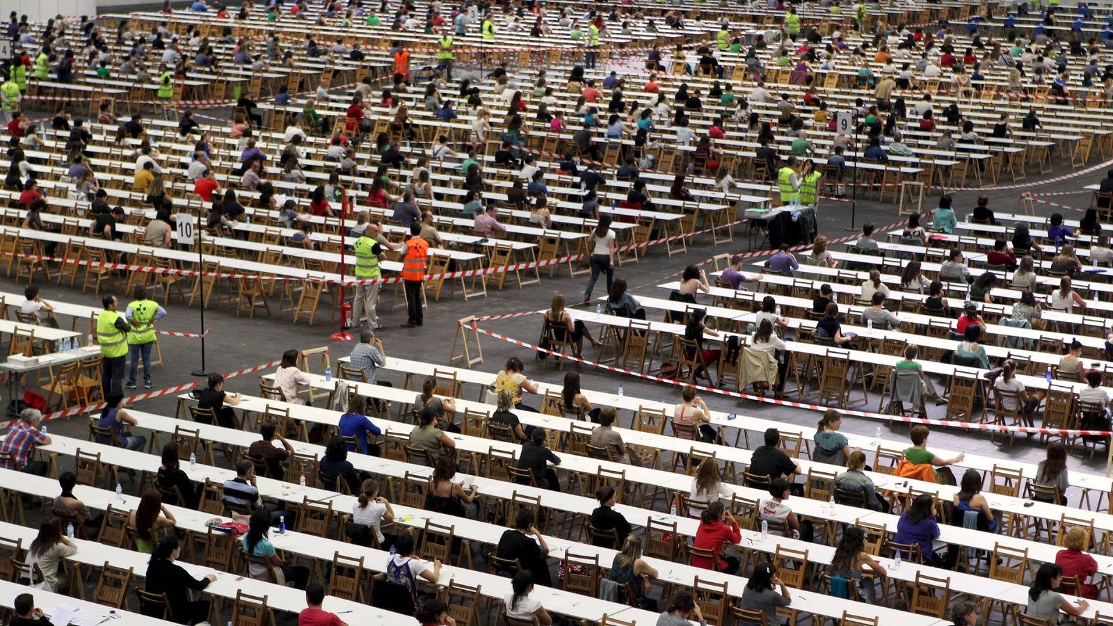 Osakidetzak edukiz hustu nahi du egonkortze lan eskaintza publikoa, eta langileak ohiko deialdira bideratu Osakidetzak edukiz hustu nahi du egonkortze lan eskaintza publikoa, eta langileak ohiko deialdira bideratu