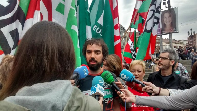 Osakidetzako langileek beren haserrea adierazi dute bigarren greba egunean
