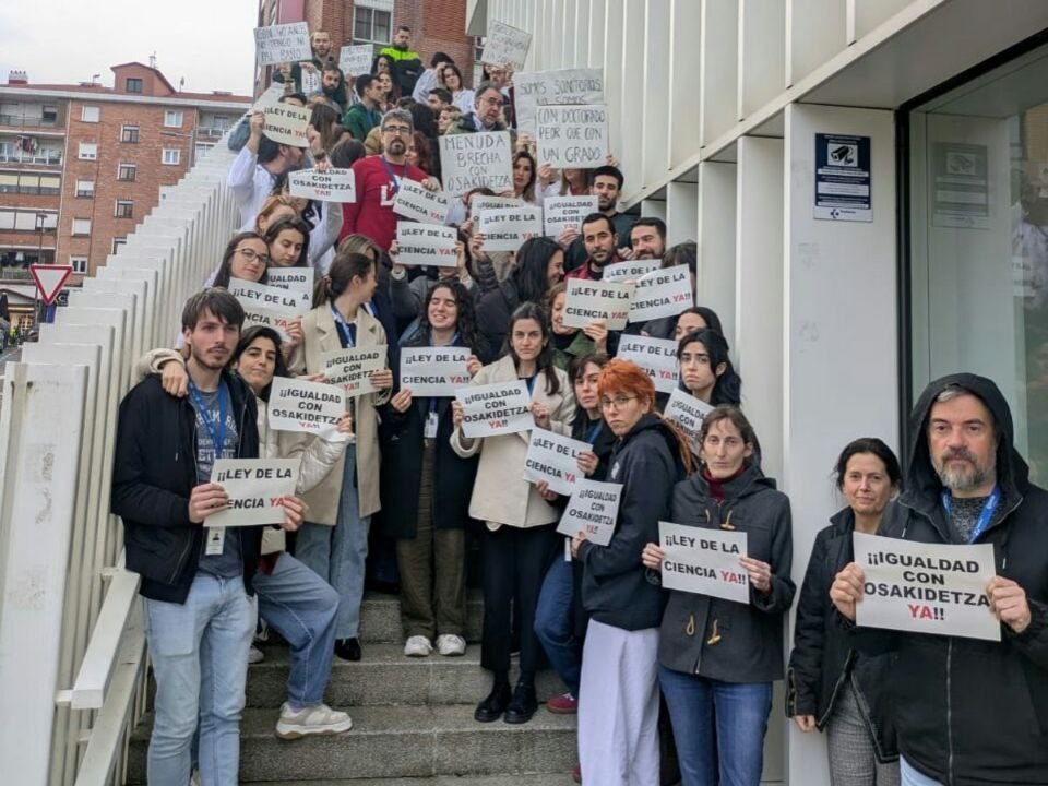 Plantillak Osasun sailburuari eskatu dio soldatak Osakidetzarekin parekatzea, Zientzia Legea betez
