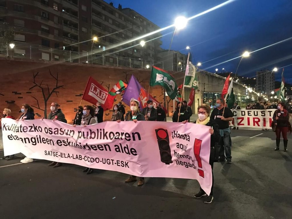 SATSEk, ELAk, LABek, CCOOk, UGTk eta ESK-k Osakidetzak bizi duen egoera larria salatu dute Bilbon, Gasteizen eta Donostian