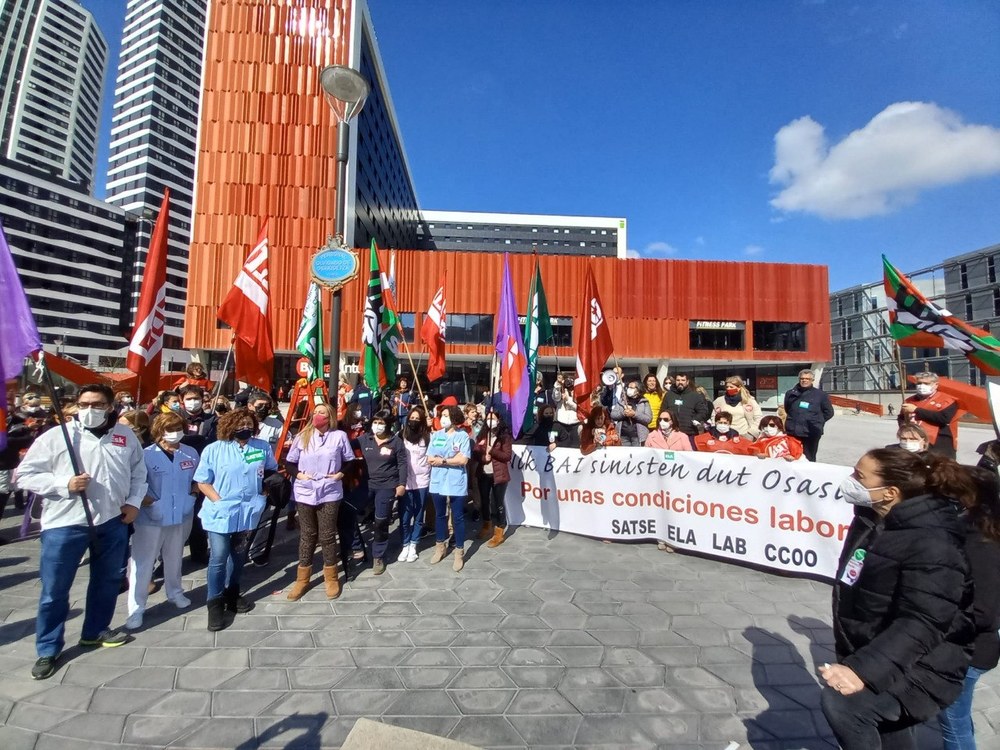 SATSE, ELA, LAB, CCOO, UGT eta ESK-k Osakidetzako ahaztutako langileen plaza inauguratu dute Bilbon