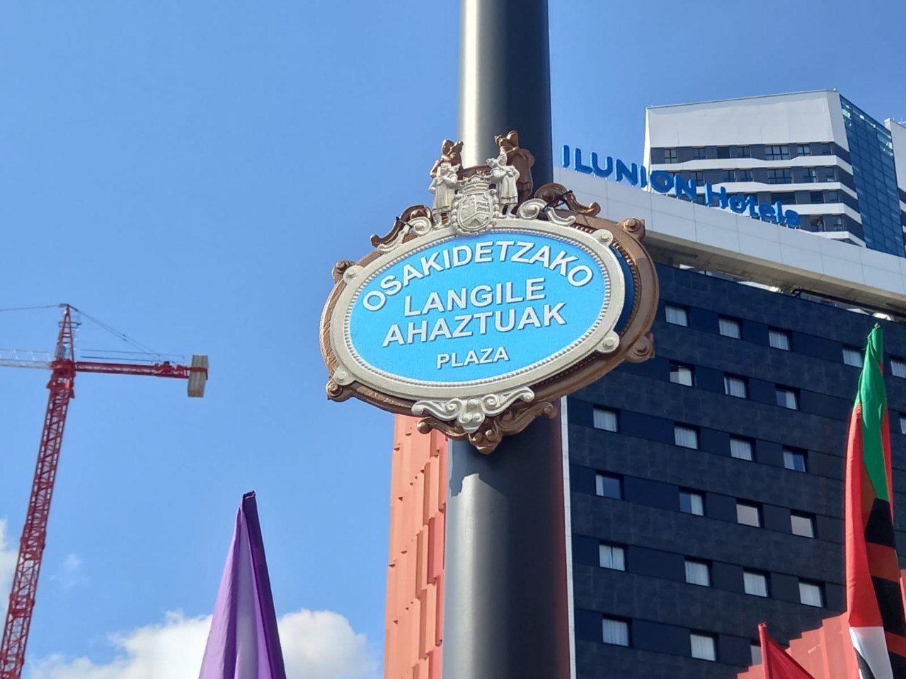 SATSE, ELA, LAB, CCOO, UGT eta ESK-k Osakidetzako ahaztutako langileen plaza inauguratu dute Bilbon