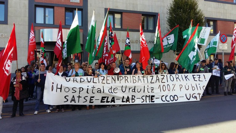 Urdulizeko ospitalea erabat publikoa izan dadila eskatu dute sindikatuek